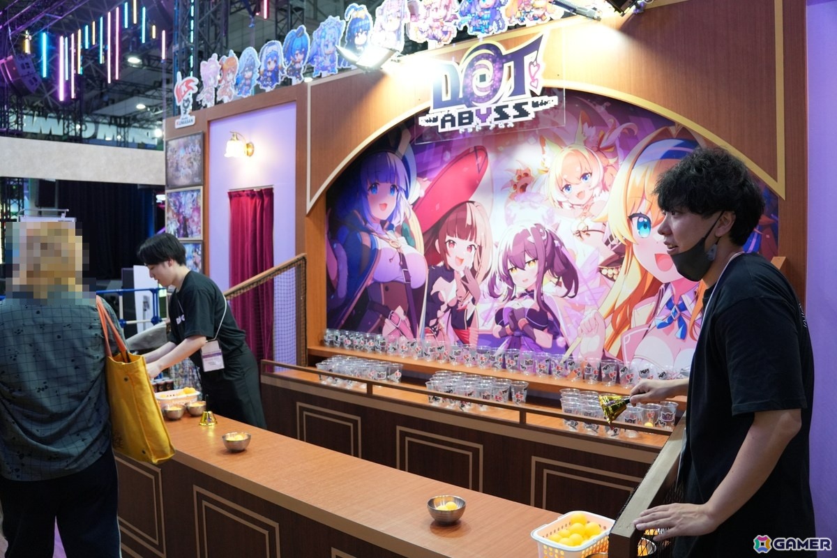 コックピットを彩るコスプレイヤーさんや豪華グッズが当たる巨大ガチャが登場!見どころ満載のDMM GAMESブースレポ【TGS2026】の画像