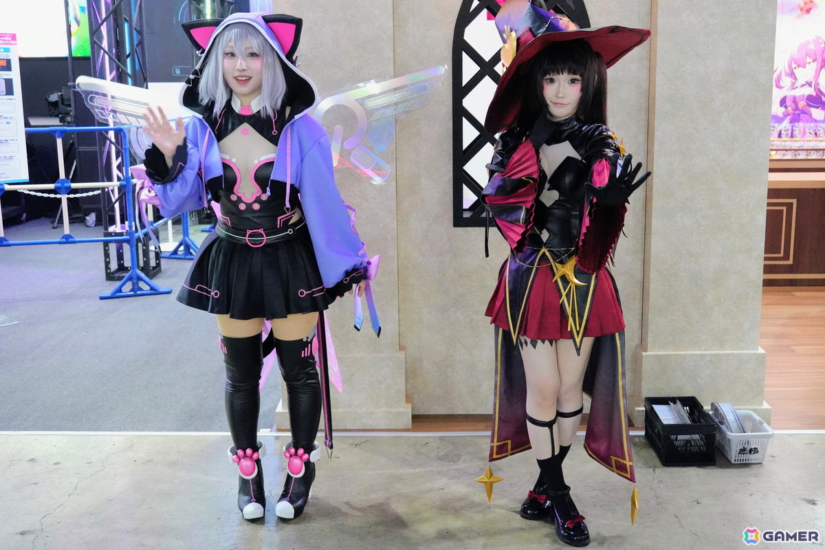 コックピットを彩るコスプレイヤーさんや豪華グッズが当たる巨大ガチャが登場!見どころ満載のDMM GAMESブースレポ【TGS2026】の画像