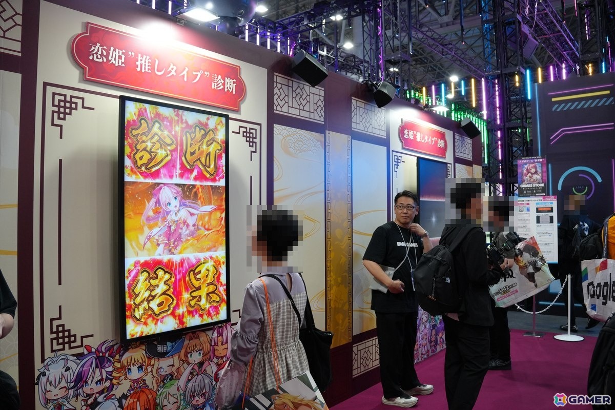 コックピットを彩るコスプレイヤーさんや豪華グッズが当たる巨大ガチャが登場!見どころ満載のDMM GAMESブースレポ【TGS2026】の画像