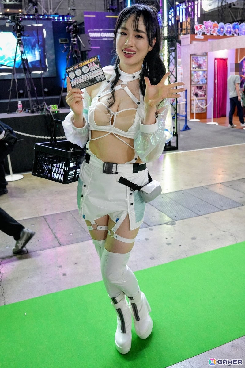 コックピットを彩るコスプレイヤーさんや豪華グッズが当たる巨大ガチャが登場!見どころ満載のDMM GAMESブースレポ【TGS2026】の画像