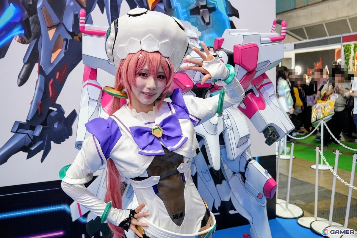 コックピットを彩るコスプレイヤーさんや豪華グッズが当たる巨大ガチャが登場!見どころ満載のDMM GAMESブースレポ【TGS2026】の画像