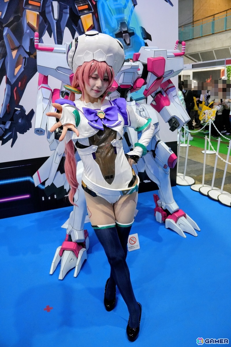 コックピットを彩るコスプレイヤーさんや豪華グッズが当たる巨大ガチャが登場!見どころ満載のDMM GAMESブースレポ【TGS2026】の画像