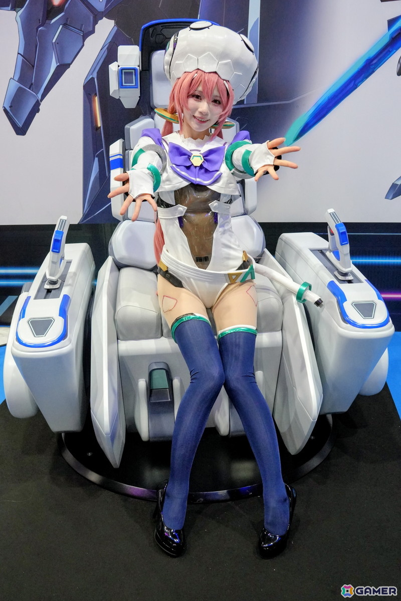 コックピットを彩るコスプレイヤーさんや豪華グッズが当たる巨大ガチャが登場!見どころ満載のDMM GAMESブースレポ【TGS2026】の画像