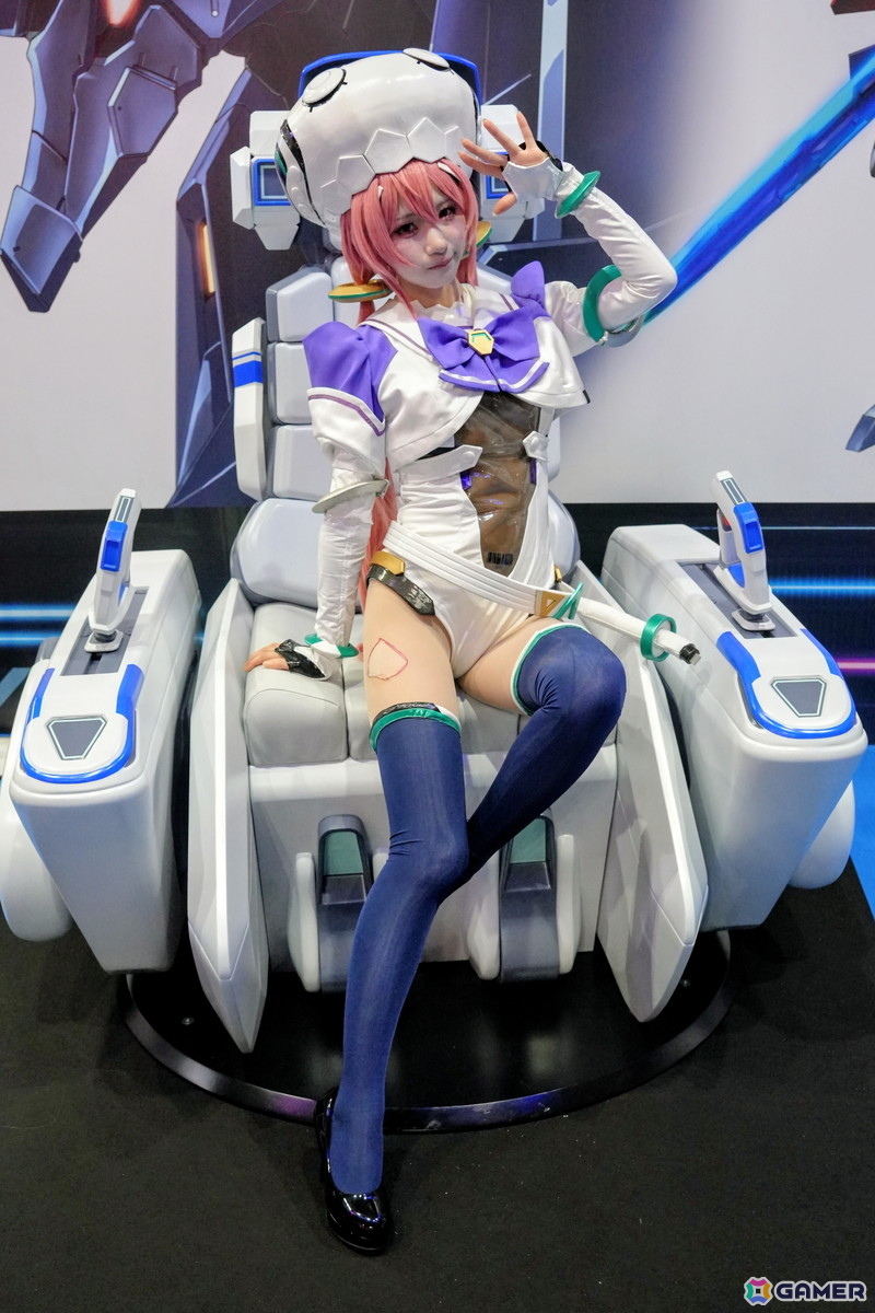 コックピットを彩るコスプレイヤーさんや豪華グッズが当たる巨大ガチャが登場!見どころ満載のDMM GAMESブースレポ【TGS2026】の画像