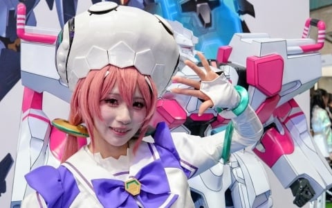 コックピットを彩るコスプレイヤーさんや豪華グッズが当たる巨大ガチャが登場！見どころ満載のDMM GAMESブースレポ【TGS2026】