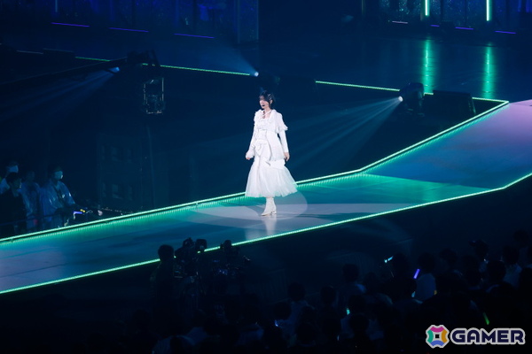 「シャニマスソロライブMSP」DAY2をレポート！アイドルごとのソロ曲を多彩な演出や仕掛けで表現、メドレー含む全30曲（実質42曲）をランウェイ上で届けたの画像36