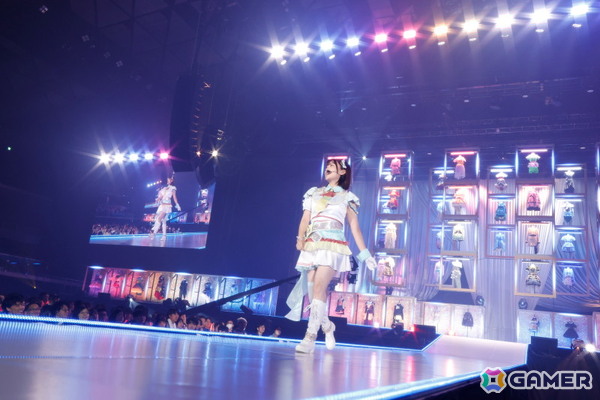 「シャニマスソロライブMSP」DAY2をレポート！アイドルごとのソロ曲を多彩な演出や仕掛けで表現、メドレー含む全30曲（実質42曲）をランウェイ上で届けたの画像59