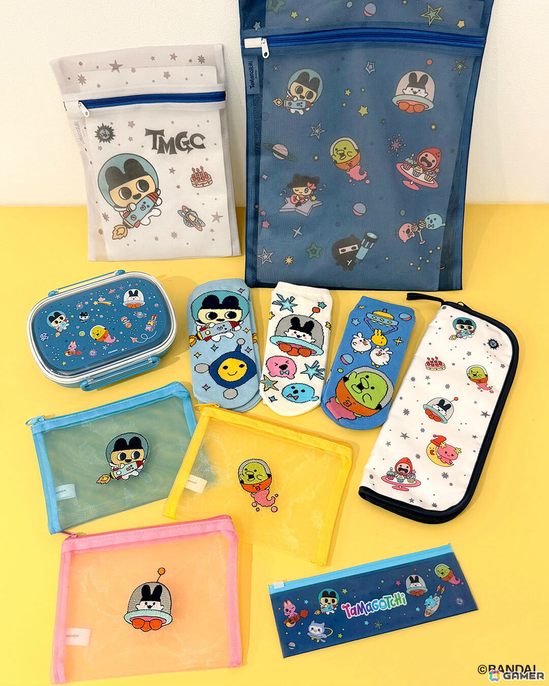 「たまごっち」とサンキューマートのコラボ雑貨が10月下旬より順次発売!宇宙モチーフのランチボックスなどが全品390円(税込429円)の画像