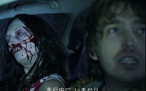 映画「バイオハザード」ブライアンが血まみれの女性と遭遇する本編映像が公開！