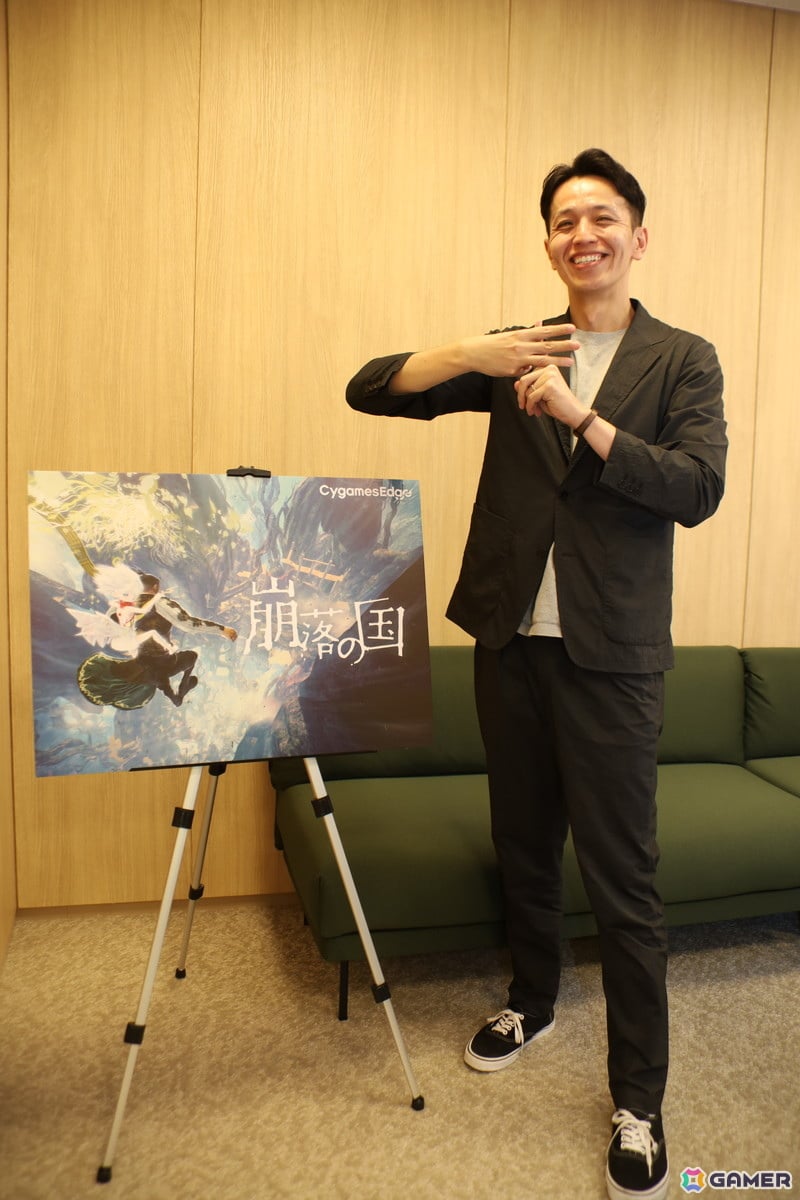 CygamesEdge ブランドプロデューサーの濱田修一郎氏 こちらはCygamesEdgeの「E」の文字を象ったEdgeポーズ