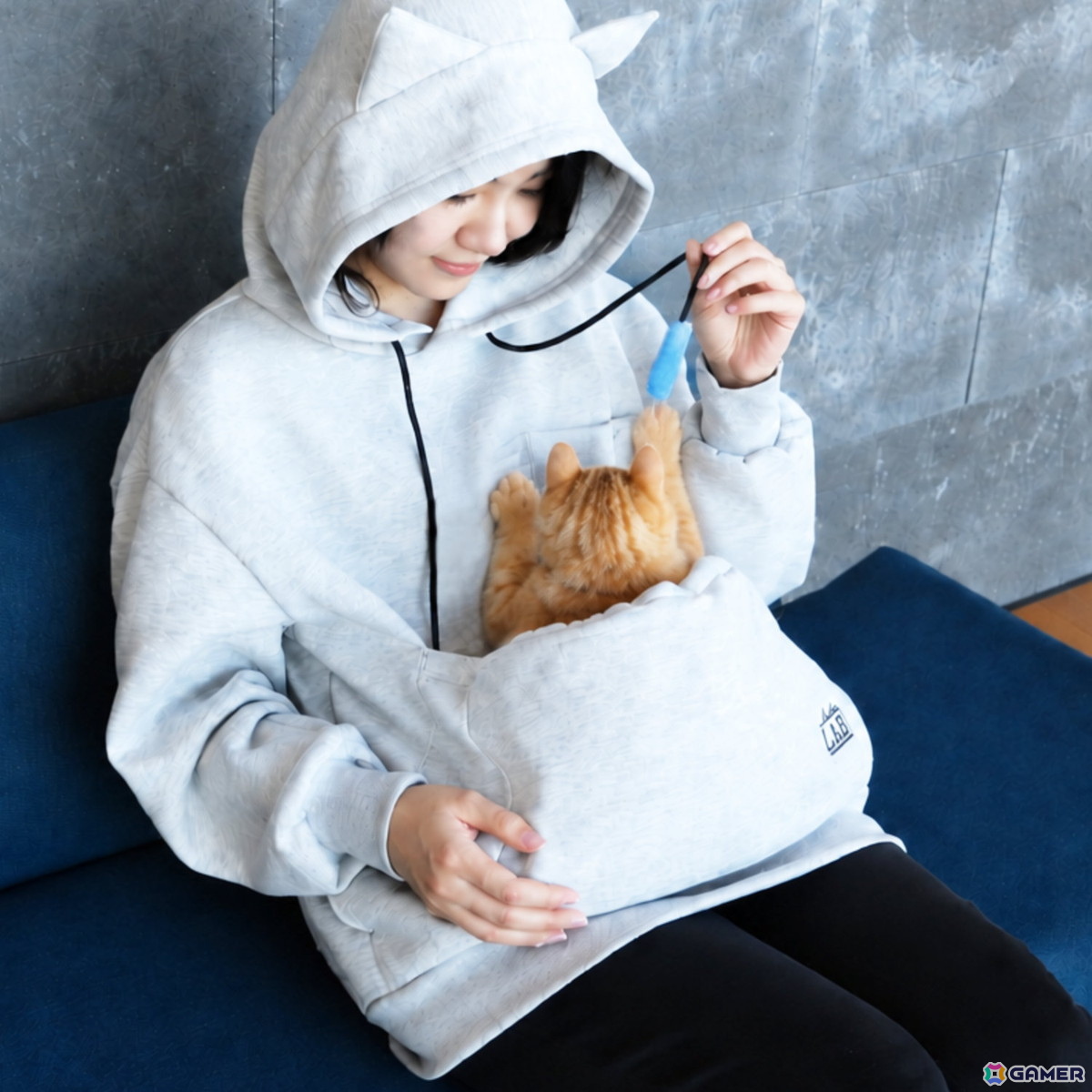 猫をお腹のポケットに入れてゲームができる「にゃんガルーパーカー3」発売!猫じゃらし紐&撮影用スマホポケットを新搭載の画像