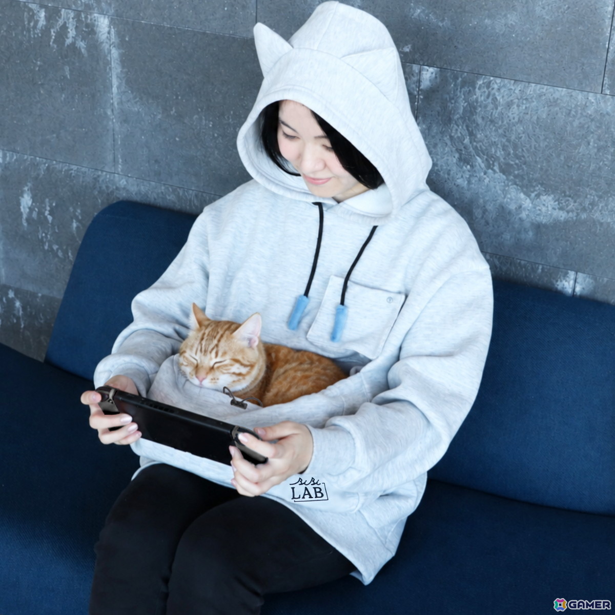 猫をお腹のポケットに入れてゲームができる「にゃんガルーパーカー3」発売!猫じゃらし紐&撮影用スマホポケットを新搭載の画像