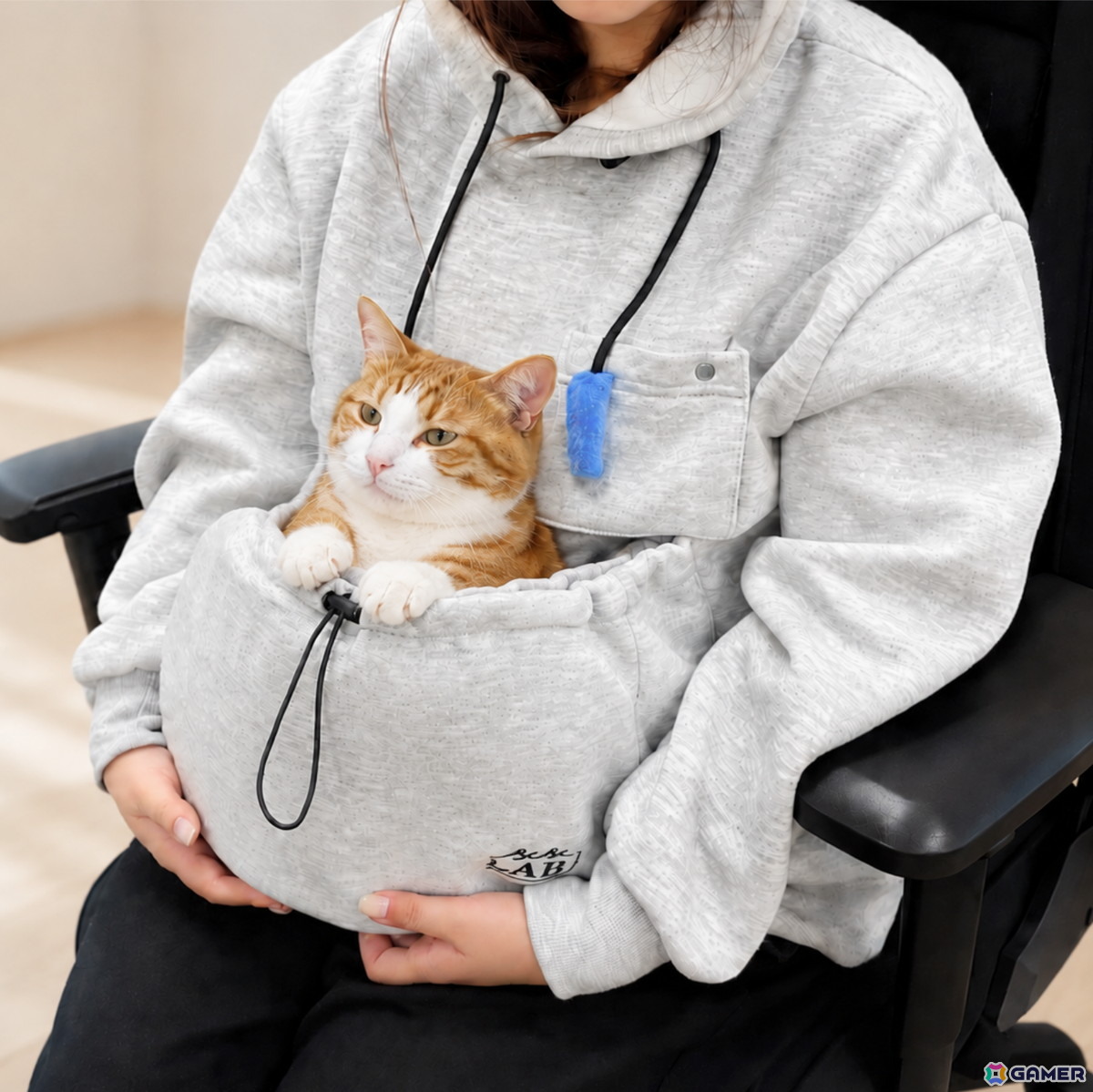 猫をお腹のポケットに入れてゲームができる「にゃんガルーパーカー3」発売!猫じゃらし紐&撮影用スマホポケットを新搭載の画像