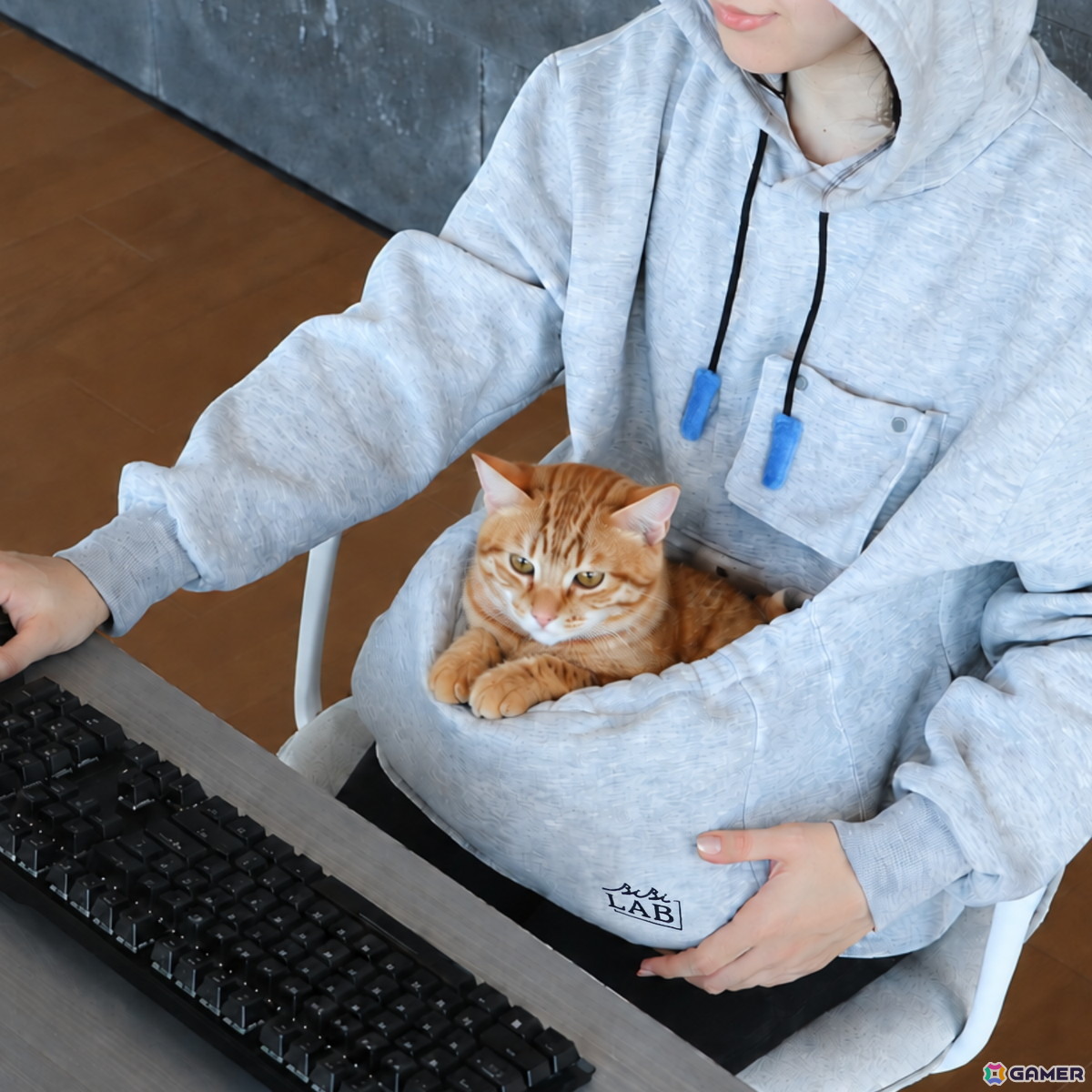 猫をお腹のポケットに入れてゲームができる「にゃんガルーパーカー3」発売！猫じゃらし紐＆撮影用スマホポケットを新搭載の画像4